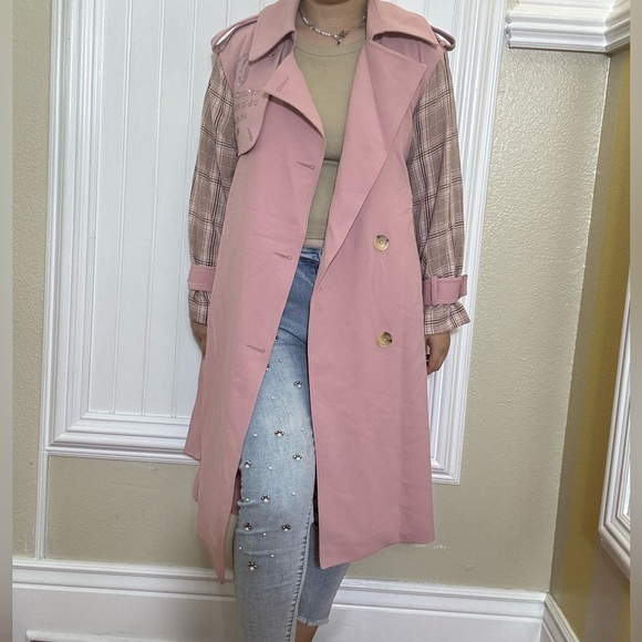 Chic Pink Trench Coat with Plaid Sleeves - Picture 11 of 12